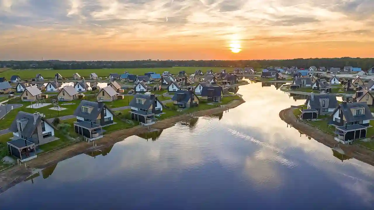 Drone zicht Vakantiepark Drentse Lagune: Water, natuur en mooie vakantiehuisjes!