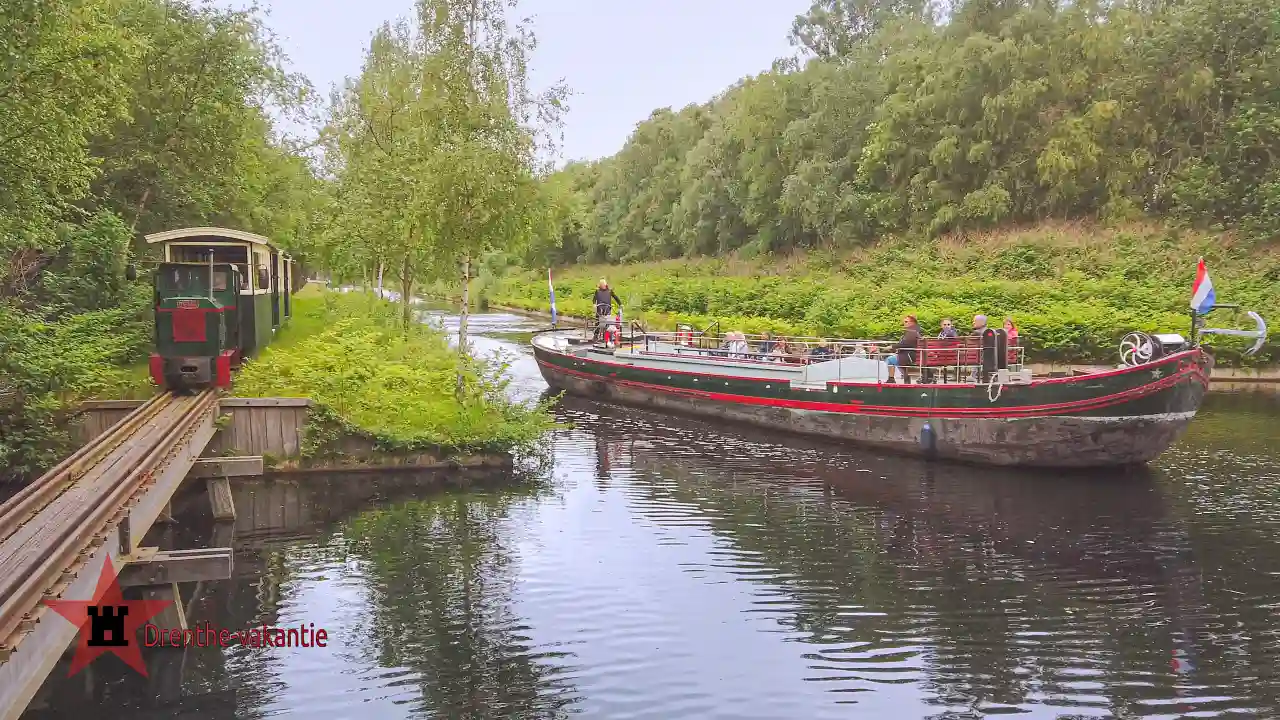 Smalspoor trein en boot bij